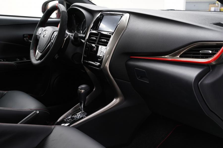Интерьер Toyota Yaris GR Concept 2018 года  (фото 3 из 6)